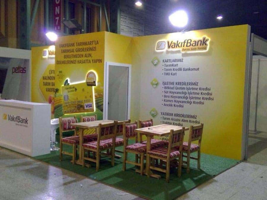 VakıfBank'ın Tarım Bankacılığı ürünlerini tanıttığı fuar standı. Zemini suni çimle kaplı olan stant, ahşap mobilyalarla kırsal bir konsept oluşturuyor. Sarı duvarlarda çiftçilere yönelik kart ve kredi bilgileri yer alıyor.