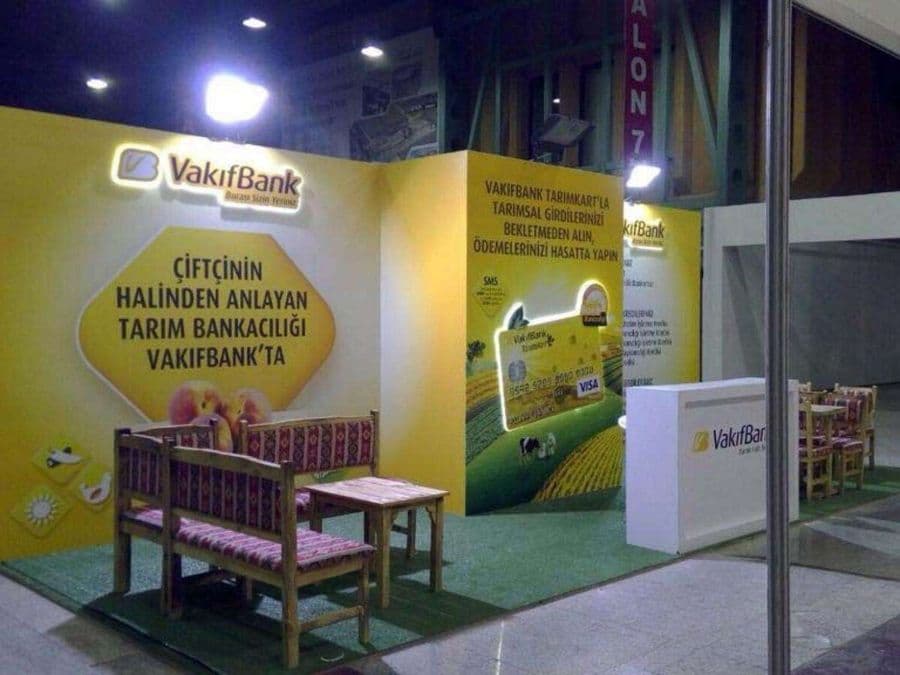 VakıfBank'ın Tarım Bankacılığı ürünlerini tanıttığı fuar standı. Zemini suni çimle kaplı olan stant, ahşap mobilyalarla kırsal bir konsept oluşturuyor. Sarı duvarlarda çiftçilere yönelik kart ve kredi bilgileri yer alıyor.