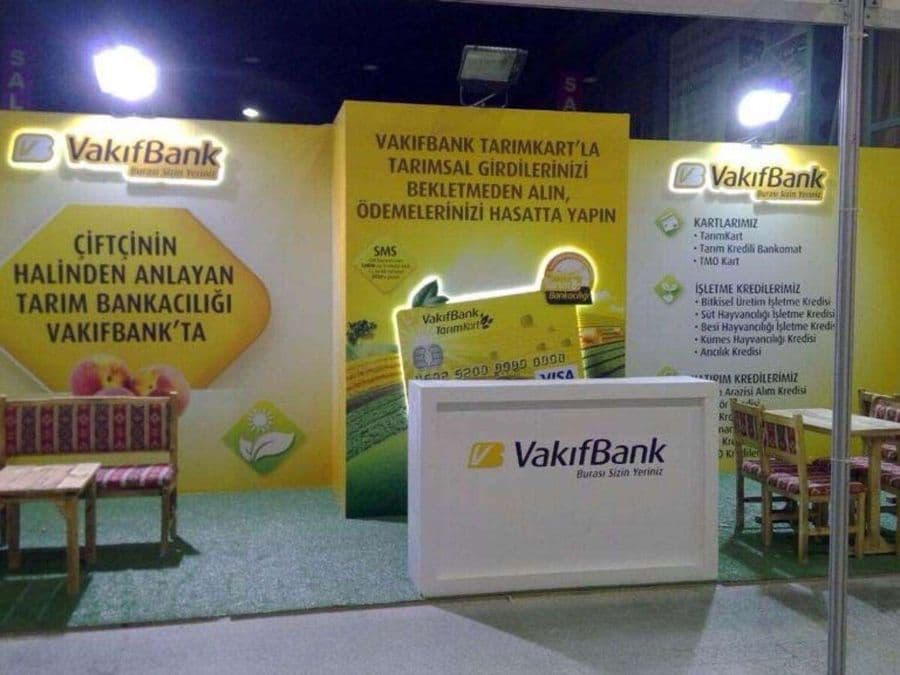 VakıfBank'ın Tarım Bankacılığı ürünlerini tanıttığı fuar standı. Zemini suni çimle kaplı olan stant, ahşap mobilyalarla kırsal bir konsept oluşturuyor. Sarı duvarlarda çiftçilere yönelik kart ve kredi bilgileri yer alıyor.