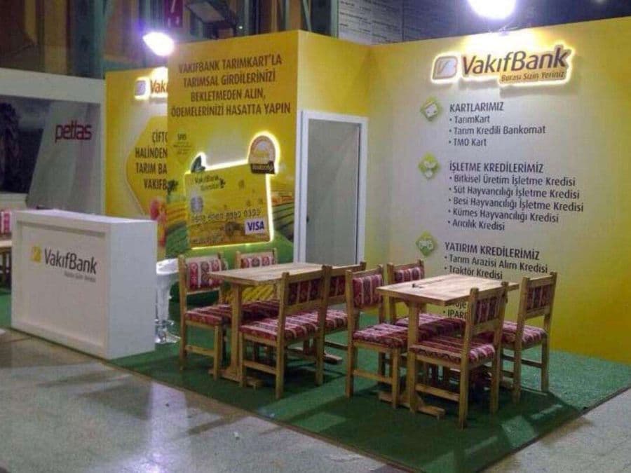 VakıfBank'ın Tarım Bankacılığı ürünlerini tanıttığı fuar standı. Zemini suni çimle kaplı olan stant, ahşap mobilyalarla kırsal bir konsept oluşturuyor. Sarı duvarlarda çiftçilere yönelik kart ve kredi bilgileri yer alıyor.